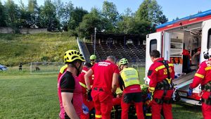 UPDATE Dosar penal pentru ucidere şi vătămare din culpă în cazul alpiniştilor prăbuşiţi în Bucegi / Au căzut 10 metri după ce a cedat o coardă / O femeie a murit