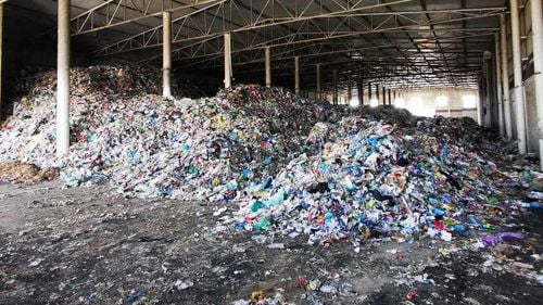 Octavian Berceanu reclamă un depozit ilegal de deşeuri în Sectorul 3, dar şi faptul că primarul nu a permis accesul Poliţiei şi Gărzii de Mediu în incinta halei/ Berceanu afirmă că sunt mii de metri cub de gunoaie care pot lua foc