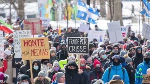 VIDEO Protest masiv la Montreal împotriva restricțiilor / Zece persoane au fost reținute și alte 144 amendate pentru refuzul de a purta mască