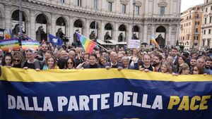 Mii de studenţi italieni au ars drapele ale UE şi NATO la proteste împotriva reînarmării Europei