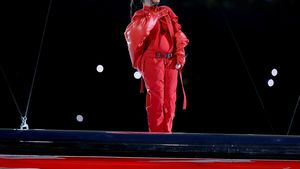 Spectacol exploziv susținut de Rihanna la pauza Super Bowl 57/ Cântăreața este însărcinată cu al doilea copil