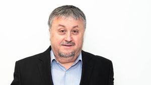 Un senator USR s-a suspendat din partid după ce a lovit un bărbat cu telefonul în cap / ”Am avut o reacție nervoasă necontrolată pe care o regret”