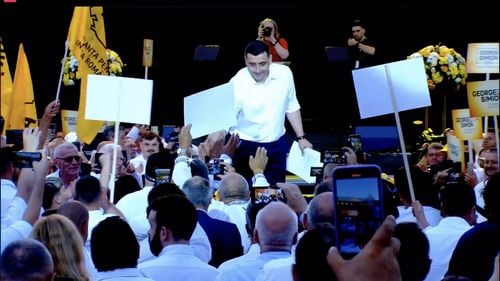 George Simion, lansare oficială a candidaturii sale pentru alegerile prezidențiale: Vin cu soluția împroprietăririi românilor. 1 milion de apartamente la prețuri accesibile. Nu facem alianță cu PSD și PNL. Cei care n-ați dat bir cu fugiții, care ați venit azi aici, nu veți rămâne nerecompensați