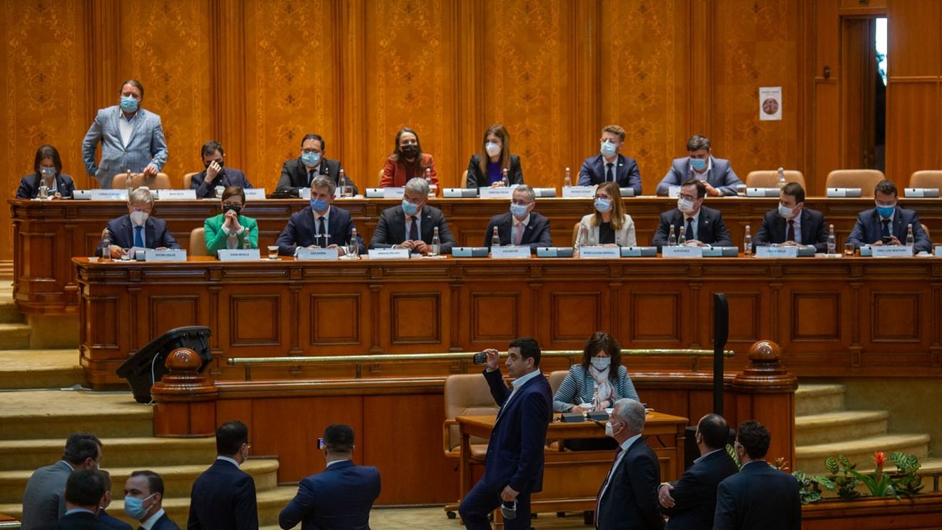 Amnistie pentru plagiatori? / USR atrage atenția că un amendament care-i scoate basma curată pe plagiatorii cu doctorate a fost introdus fraudulos  în raportul final al Comisiei de Învățământ din Parlament care viza un proiect de lege aparent „nevinovat”