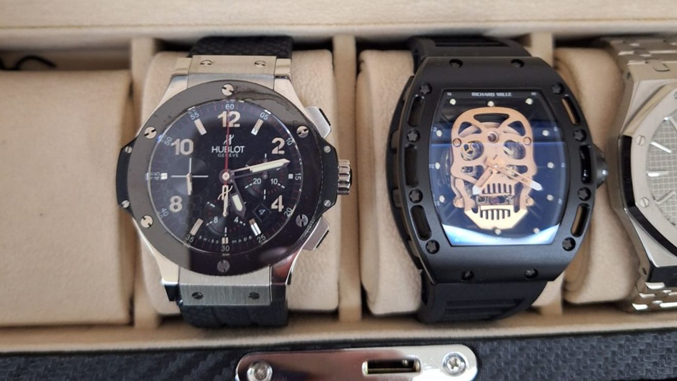 FOTO Ceas Richard Mille Skull găsit de DNA în seiful generalului Zisu / Dacă este autentic, valorează peste 500.000 de euro / SURSE Au fost găsite şi actele a două apartamente în Caelia Residence Mamaia şi peste 3.000 de sticle de băuturi