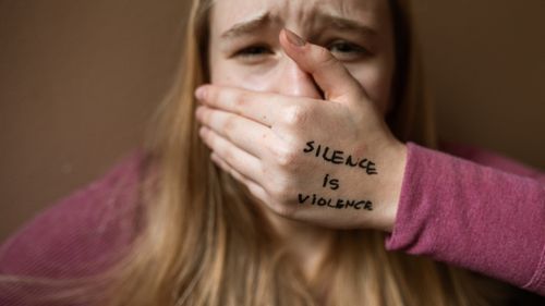 Procurorii au deschis dosar penal pe numele a trei adolescente care au bătut și agresat verbal o fată de 13 ani
