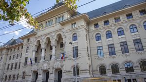 Un copil, rănit de o statuie care a căzut peste el la intrarea în Primăria București. Copilul s-ar fi urcat pe statuie