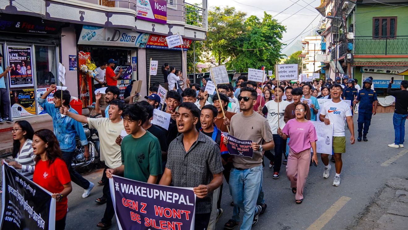 Autopsiile arată că asupra demonstranţilor din Nepal s-a folosit muniţie reală / 33 de protestatari au murit după ce au fost loviţi de „gloanţe reale” trase din „arme de foc de mare viteză”