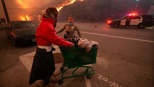 FOTO Incendiile din jurul Los Angeles, în imagini. Rafalele de până la 160 km/h au transportat jarul la kilometri depărtare
