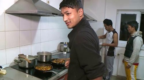 Cum trăiesc muncitorii asiatici veniți la muncă în România. Economia țării ar intra în colaps fără ei