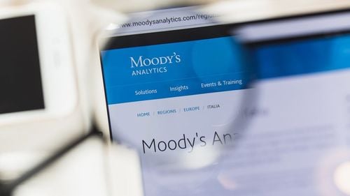 Moody’s a îmbunătățit perspectiva de rating a României la stabilă. Agenția se așteaptă la o creștere economică de 7% și un deficit de peste 8%