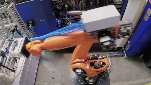 Un bărbat a fost omorât de un robot responsabil cu ridicatul cutiilor de legume, în Coreea de Sud / Robotul l-a strivit pe bărbat pentru că nu ar fi reușit să-l deosebească de cutiile de alimente