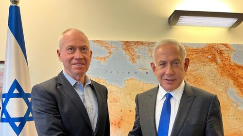 Israel: Netanyahu amână demiterea ministrului apărării