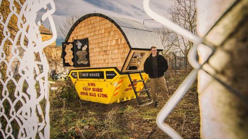 Un artist s-a mutat într-o pubelă de gunoi în semn de protest față de costurile "nebunești" din Londra / Vrea să locuiască în pubelă un an