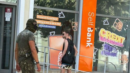 Un individ s-a plimbat nestingherit cu armă și cagulă prin centrul orașului Târgu Jiu / Poliția: Bărbatul în cauză a fost depistat și condus la sediul poliției. În prezent se află sub măsura controlului judiciar