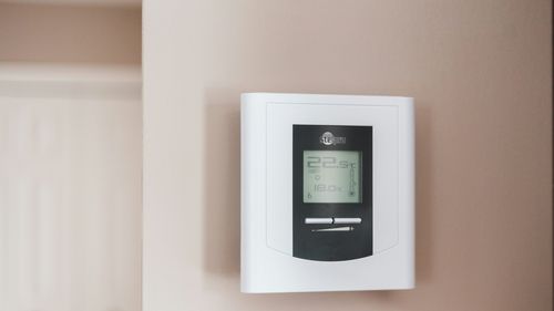 Gadgeturile care te ajută să economisești energie iarna - termostate smart, prize inteligente, aeroterme eficiente