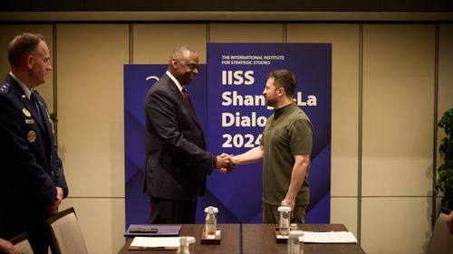 Zelenski anunță că a avut o discuţie "foarte bună" cu șeful Pentagonului în Singapore