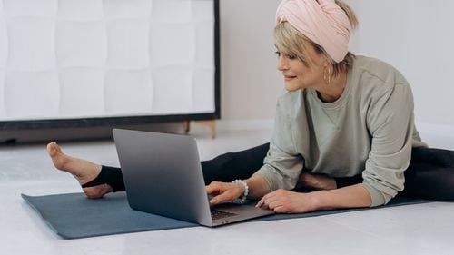 Ce este "FitTok" și care sunt riscurile trendurilor de fitness: Antrenamentele populare pe rețelele sociale pot fi periculoase sau ineficiente