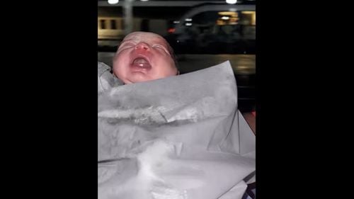 Un bebeluş a fost născut pe o bancă în Gara de Nord din Timişoara: „Peronul 6 a fost maternitate”/ Poliţiştii de la Transporturi i-au acordat primul ajutor tinerei mămici
