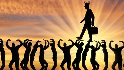 Ce-am putea să facem fiecare dintre noi pentru a aduce mai multă compasiune într-o societate tot mai divizată? Despre interesul propriu predominant și narcisism