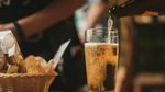 STUDIU | Berea rămâne băutura preferată a românilor pentru socializare după activități fizice și în timpul competițiilor sportive