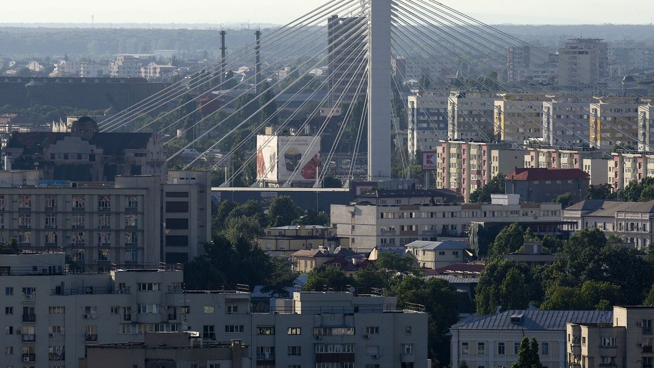 UPDATE Un bărbat s-a urcat pe un pilon al podului Basarab  și amenință că se aruncă în gol / Intervenția echipajelor ISU, în desfășurare / Traficul a fost închis