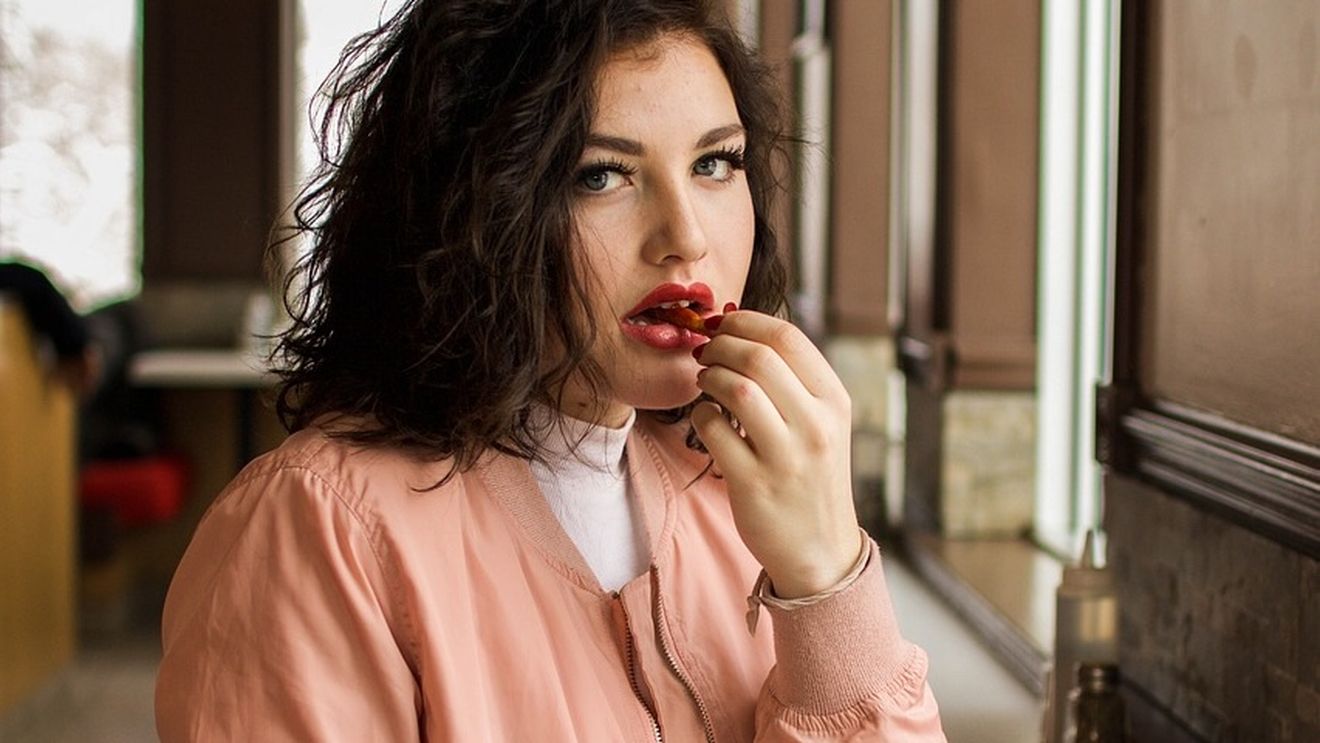 Studiu: Femeile singure mănâncă mai mult și mai rău / Cum le împinge creierul spre alegeri nesănătoase / "Când oamenii sunt singuri subestimează ceea ce mănâncă”