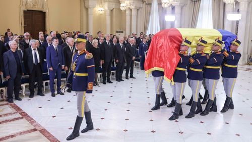 LIVE Ion Iliescu a fost înmormântat la Cimitirul Militar Ghencea, cu onoruri militare și 21 de salve de tun / Joi este zi de doliu naţional / Președintele Nicușor Dan nu a participat la ceremoniile oficiale