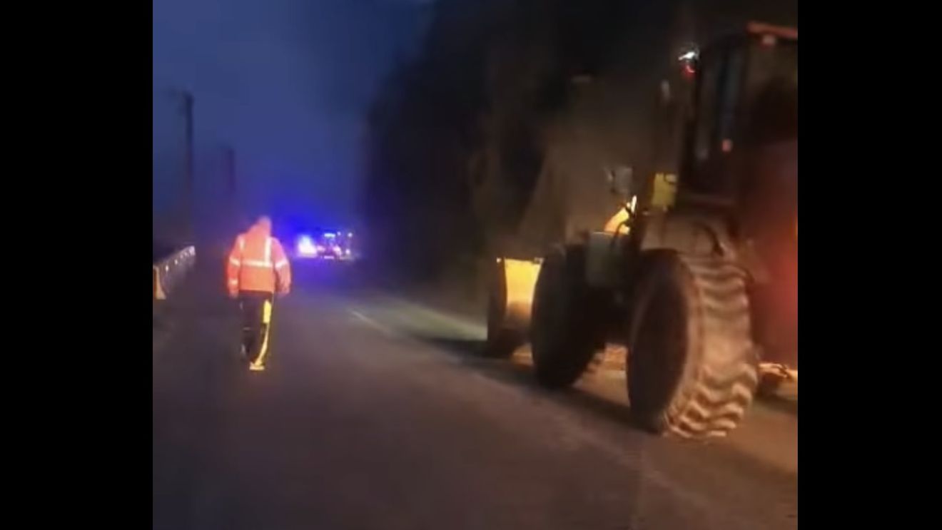 Valea Oltului, blocată după un accident rutier / Seminţe de floarea soarelui s-au împrăştiat pe carosabil