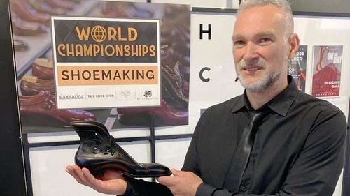 Un arădean a creat al doilea cel mai frumos pantof din lume / România a ajuns, pentru prima dată în istorie, pe podiumul Campionatul Mondial de Construcția Pantofului