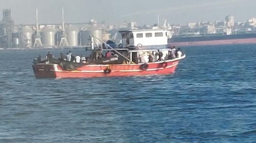 Operațiune de salvare a unei ambarcațiuni din lemn cu migranți, între care și copii, în apropiere de Vama Veche