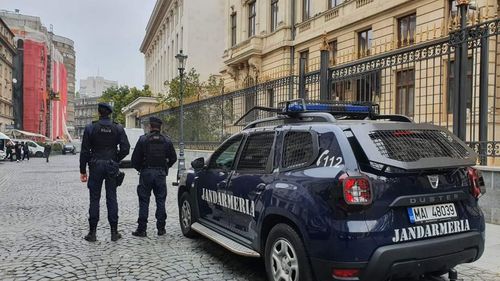 UPDATE VIDEO Un bărbat în vârstă a fost trântit la pământ și încătușat de doi jandarmi din București pentru că ar fi refuzat să poarte masca și să se legitimeze/ Ce măsuri a luat Jandarmeria