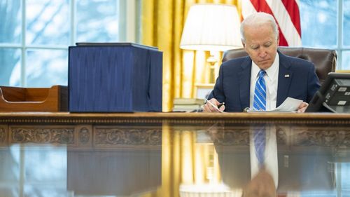 SUA: Biden vrea să suspende taxa federală pe benzină