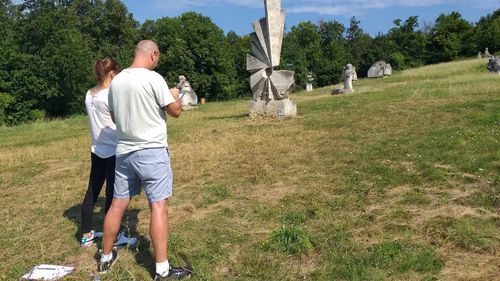 Prezența unui urs a anulat atelierele de creație din tabăra de sculptură de la Măgura - Buzău