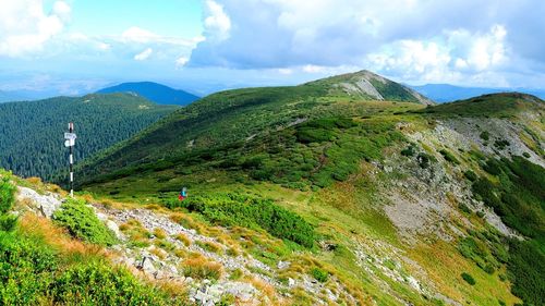 Un meteorolog lucrează încă de la înființare, de 35 de ani, la Stația Meteo Călimani, la 2.021 metri altitudine / ”La început făceam transmisiile prin stație radio, apoi prin mesaje pe telefon și ulterior prin calculator. Acum datele se trimit automat„
