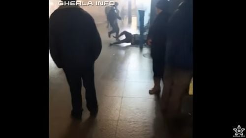 VIDEO Jandarm din Cluj, filmat când trânteşte la pământ, loveşte cu piciorul şi înjură un bărbat: Stai jos, că te rup în două! Io îs nime în Cluj, mă?!/ Şefii jandarmului anunță că au demarat o anchetă