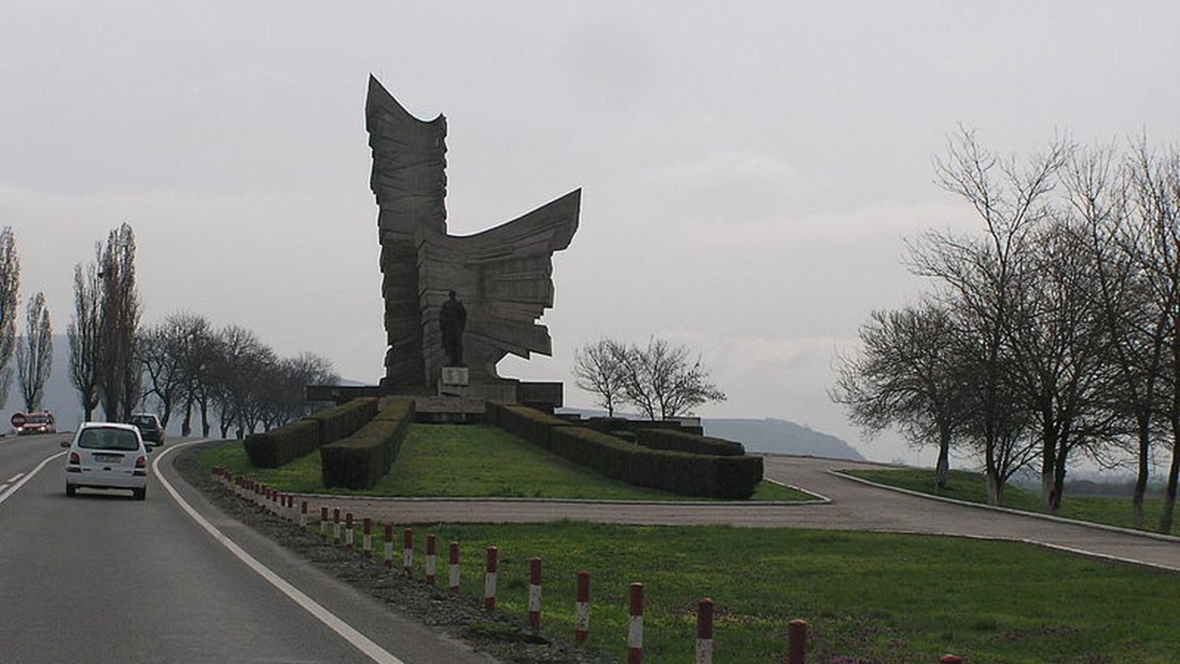 CJ Arad, plângere penală împotriva unei persoane care susţine că autorităţile judeţene vor demola Monumentul Eroilor de la Păuliş: „E momentul să luăm atitudine împotriva falsului promovat cu orice mijloace de persoane care mint doar ca să facă rău”