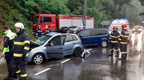 Trei mașini au făcut accident pe DN1, într-o localitate din Cluj/ O persoană a rămas blocată într-un autoturism
