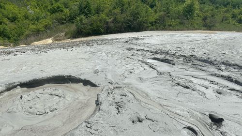 Drumul către Vulcanii Noroioşi, cel mai cunoscut obiectiv turistic din judeţul Buzău, va intra în reabilitare / A fost stabilită firma care va executa lucrările după doi ani în care licitaţia pentru lucrări a fost contestată, anulată şi apoi reluată