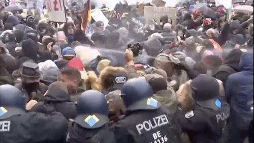 VIDEO Proteste de amploare la Berlin împotriva legii de combatere a pandemiei, care dă guvernului puterea de a legifera prin decrete