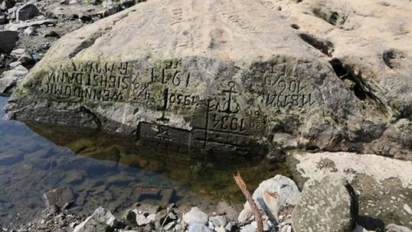 „Pietrele Foamei” au ieşit la suprafaţă în albiile secate ale Râului Elba: „Dacă mă vezi, să jeleşti”