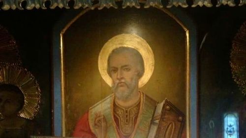 Racla cu mâna făcătoare de minuni a Sfântului Nicolae, așezată spre închinare în pridvorul Bisericii Sf. Gheorghe Nou, din Capitală