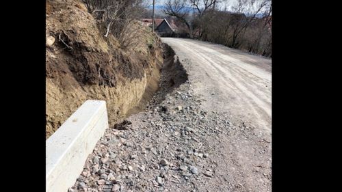 Preşedintele CJ Harghita anunţă că a făcut sesizare la poliție pentru execuţia defectuoasă a unor drumuri: ”Nu stăm să aşteptăm!” / Graficul de lucrări e depășit, lipsesc indicatoarele și unde s-a reabilitat, drumul deja se degradează