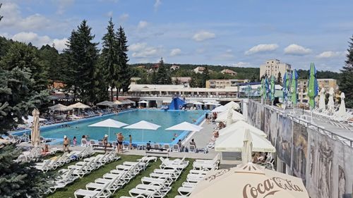 Geoagiu-Băi, oaza de relaxare de la poalele Munților Apuseni bogată în ape termale. Sejur mai ieftin pentru pensionari, cu bilete prin CNPP