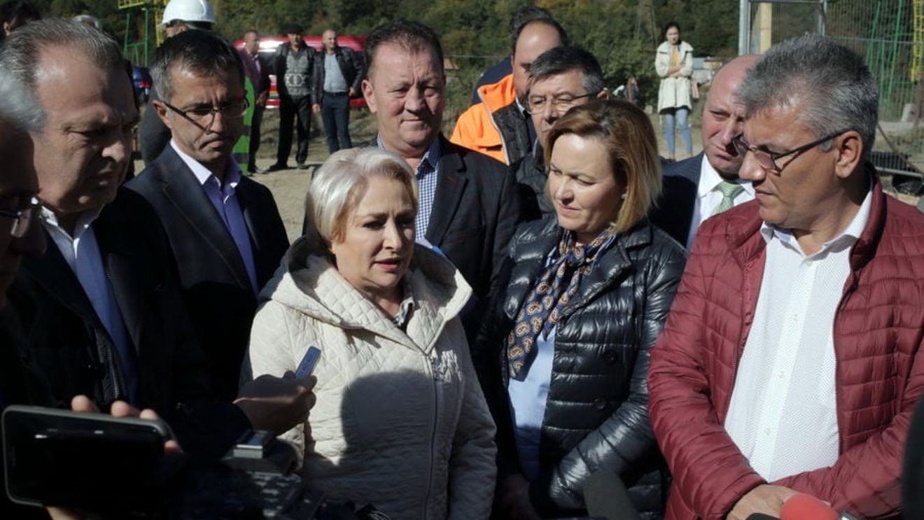 VIDEO NO COMMENT Viorica Dăncilă: Ne-am trezit cu mii de calamități, cu multe aluviuni și cu multe probleme create datorită ”interperiilor” vremii. Plus: Dezastre produse de calamități