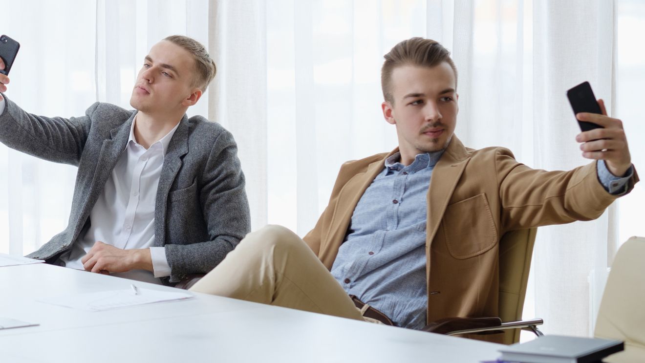 Linia fină dintre narcisism si stima de sine. Două fețe ale aceleiași monede?