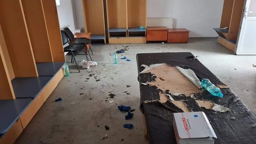FOTO După ce au pierdut la Timișoara, steliștii au devastat vestiarul/ Timișorenii: Noi știam că militarii își fac patul, dar se pare că ne-am înșelat...