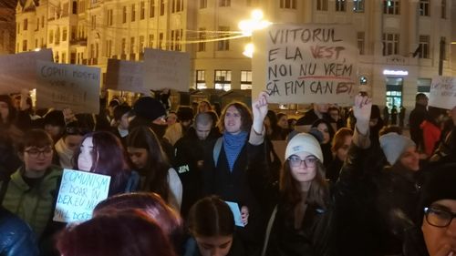 VIDEO Protestele anti-Călin Georgescu s-au extins în toată țara - Constanța, Sibiu, Iași, București, Brașov și Timișoara / „Uniți sub tricolor, nu sub dictator!” / „Viitorul e la Vest, noi nu vrem să fim ca-n Est” / O țară ca afară nu e legionară