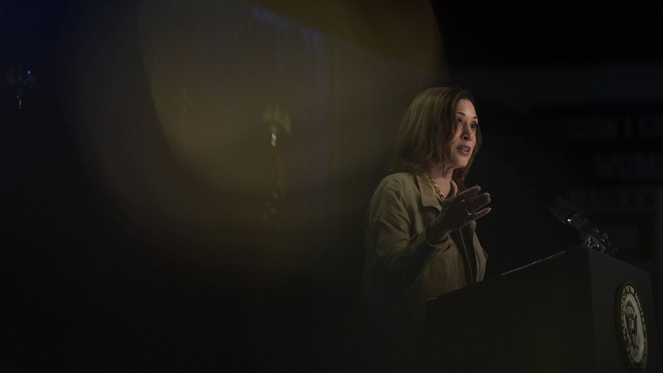 Cine e Kamala Harris, vicepreședinta americană și prima femeie de culoare care aspiră la funcția supremă din SUA