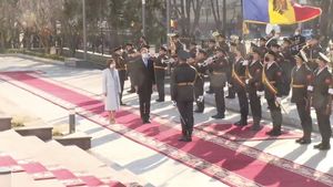 VIDEO Preşedintele Klaus Iohannis a fost primit cu onoruri militare la Chişinău de către Maia Sandu